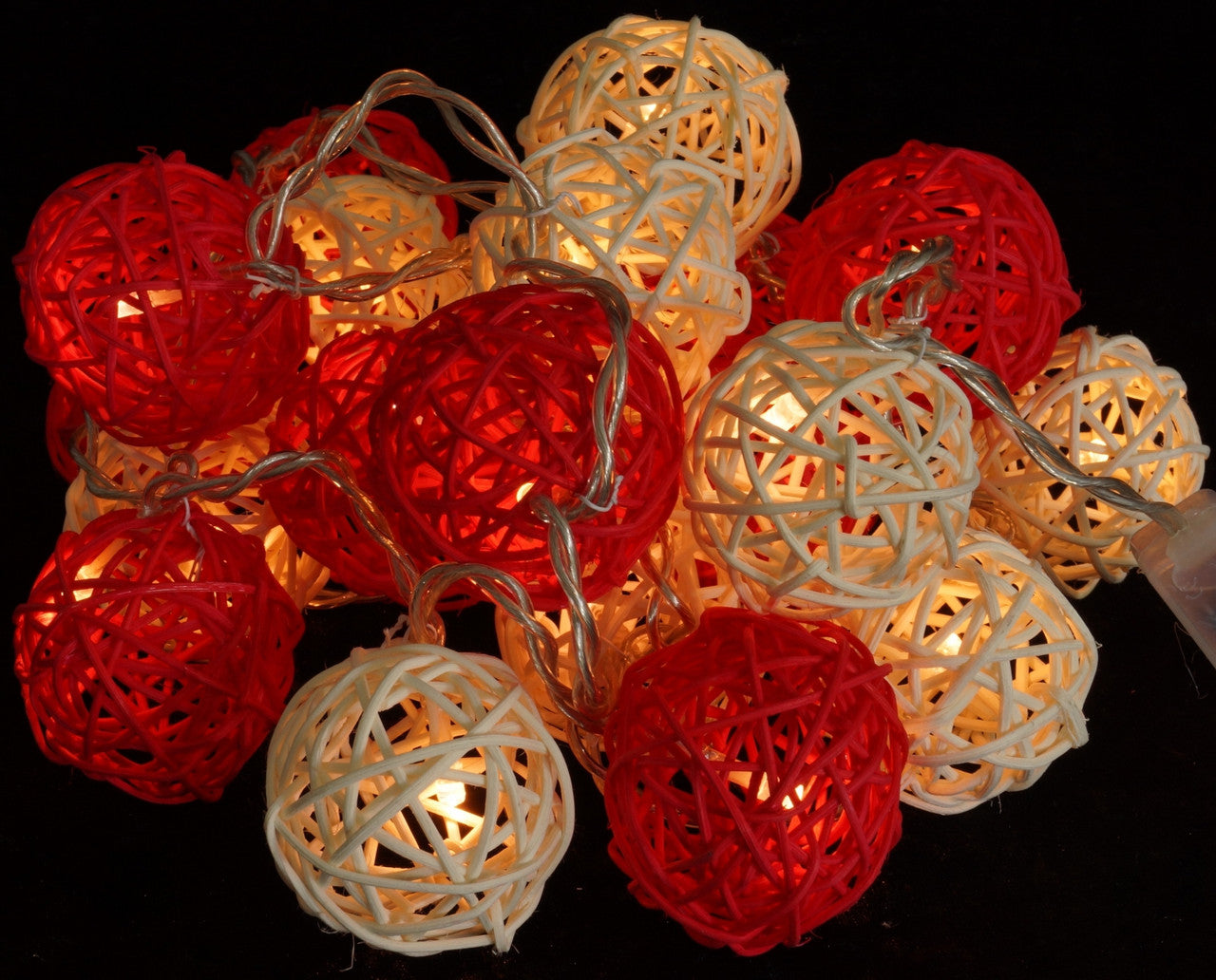 1 Set of Red and White5cm Rattan Cane 20 Ball Battery Powered 3m String Lights Christmas Gift Home Wedding Party Bedroom Decoration Table Centrepiece